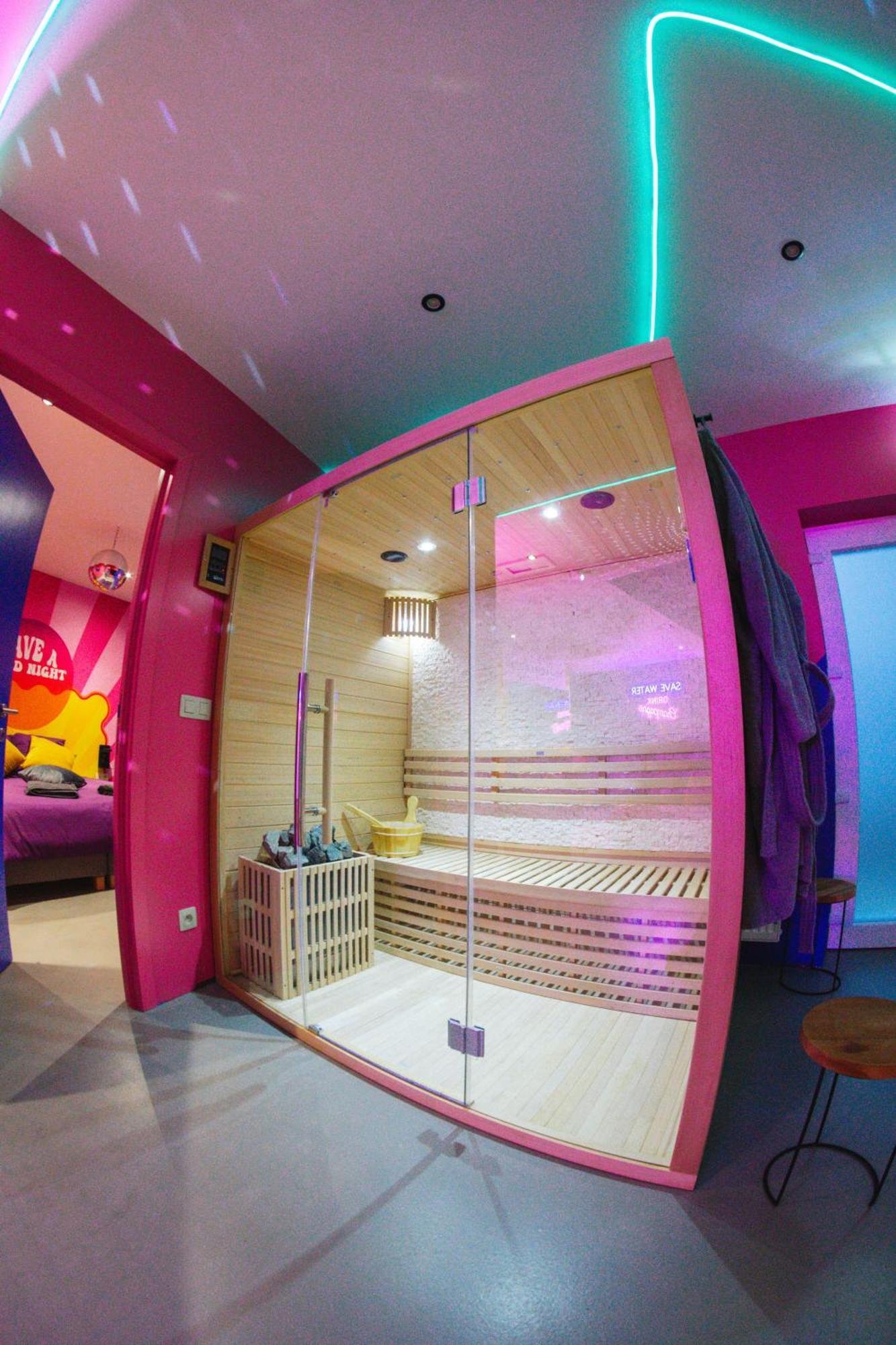 Capsule Boogie-Woogie - Jacuzzi - Sauna - Billard - Jeux - Ecran Geant - Filet Suspendu - Netflix ラ・ルビエール エクステリア 写真