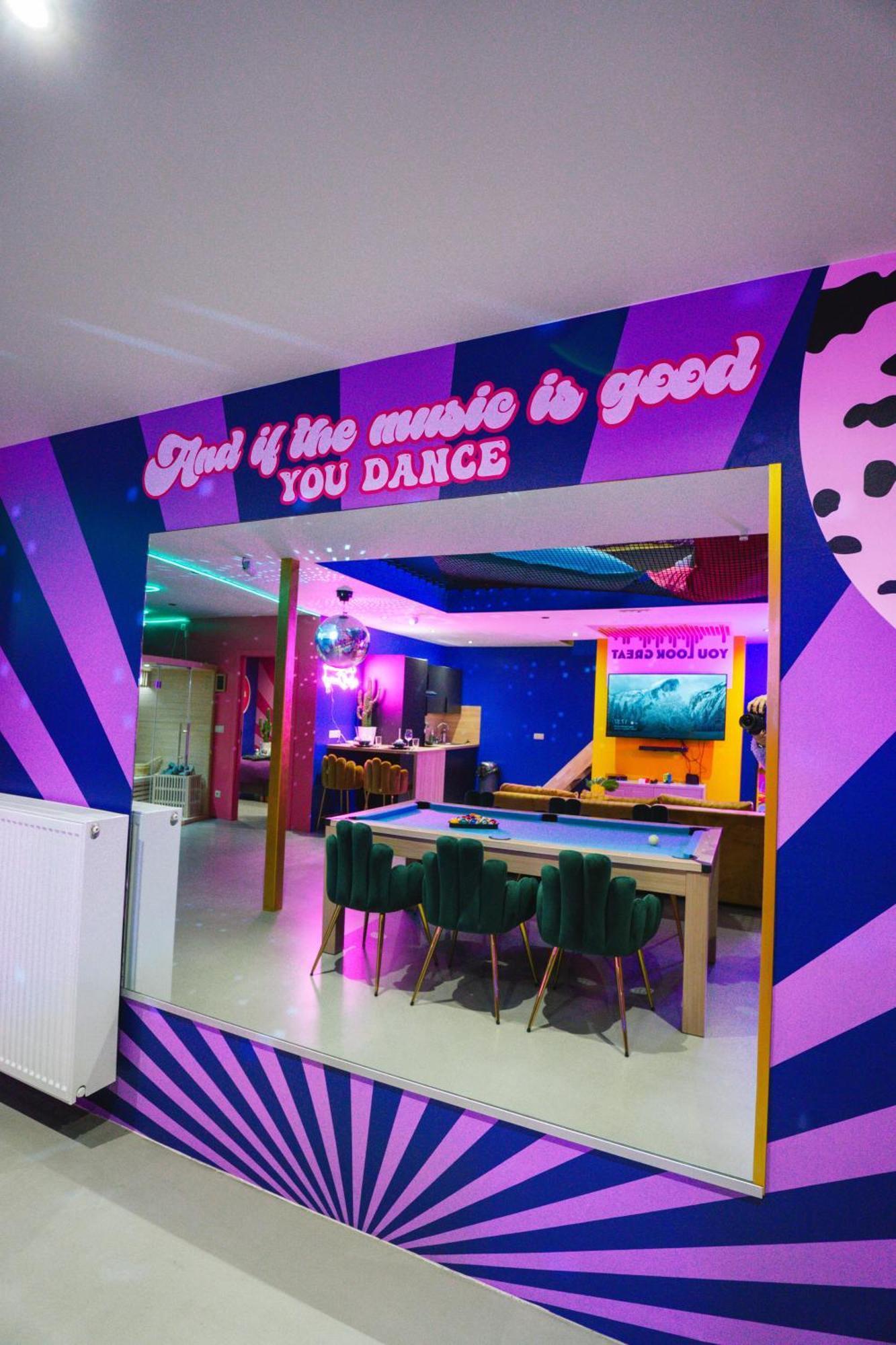 Capsule Boogie-Woogie - Jacuzzi - Sauna - Billard - Jeux - Ecran Geant - Filet Suspendu - Netflix ラ・ルビエール エクステリア 写真