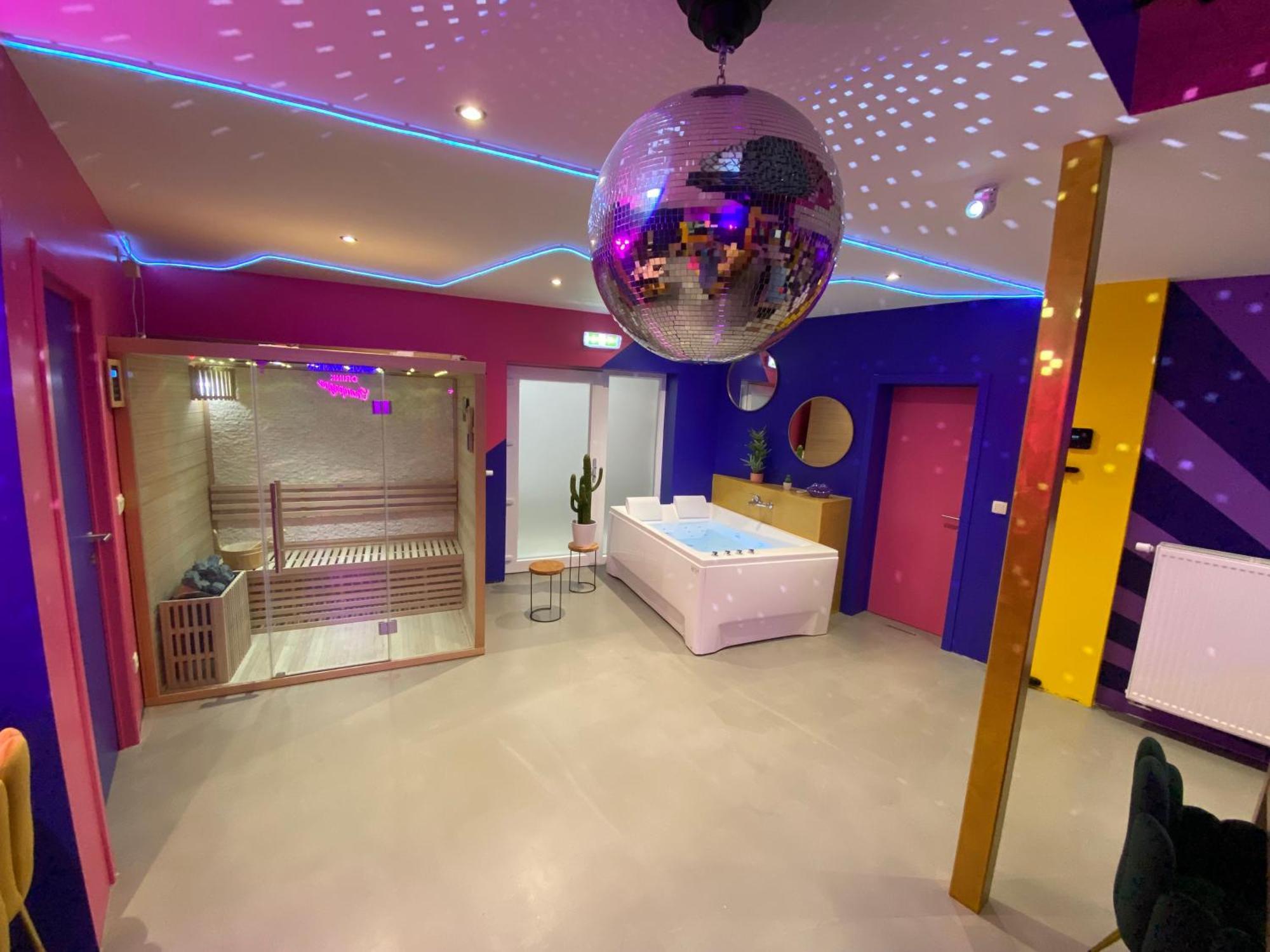 Capsule Boogie-Woogie - Jacuzzi - Sauna - Billard - Jeux - Ecran Geant - Filet Suspendu - Netflix ラ・ルビエール エクステリア 写真